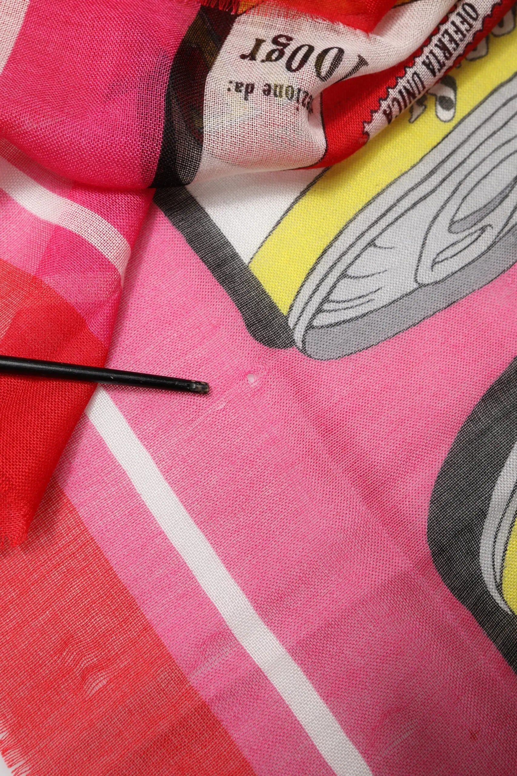 Foulard carré dolce & gabbana rose à rayures rouges avec design graphique jaune gris et noir 140cm x 135cm
