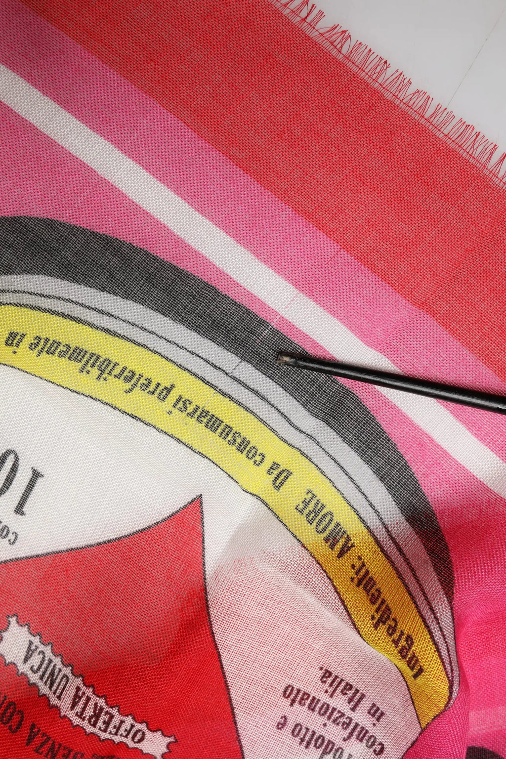 Foulard carré dolce & gabbana rose à rayures rouges avec design graphique et texte italien amore da consumare prefferibilmente in