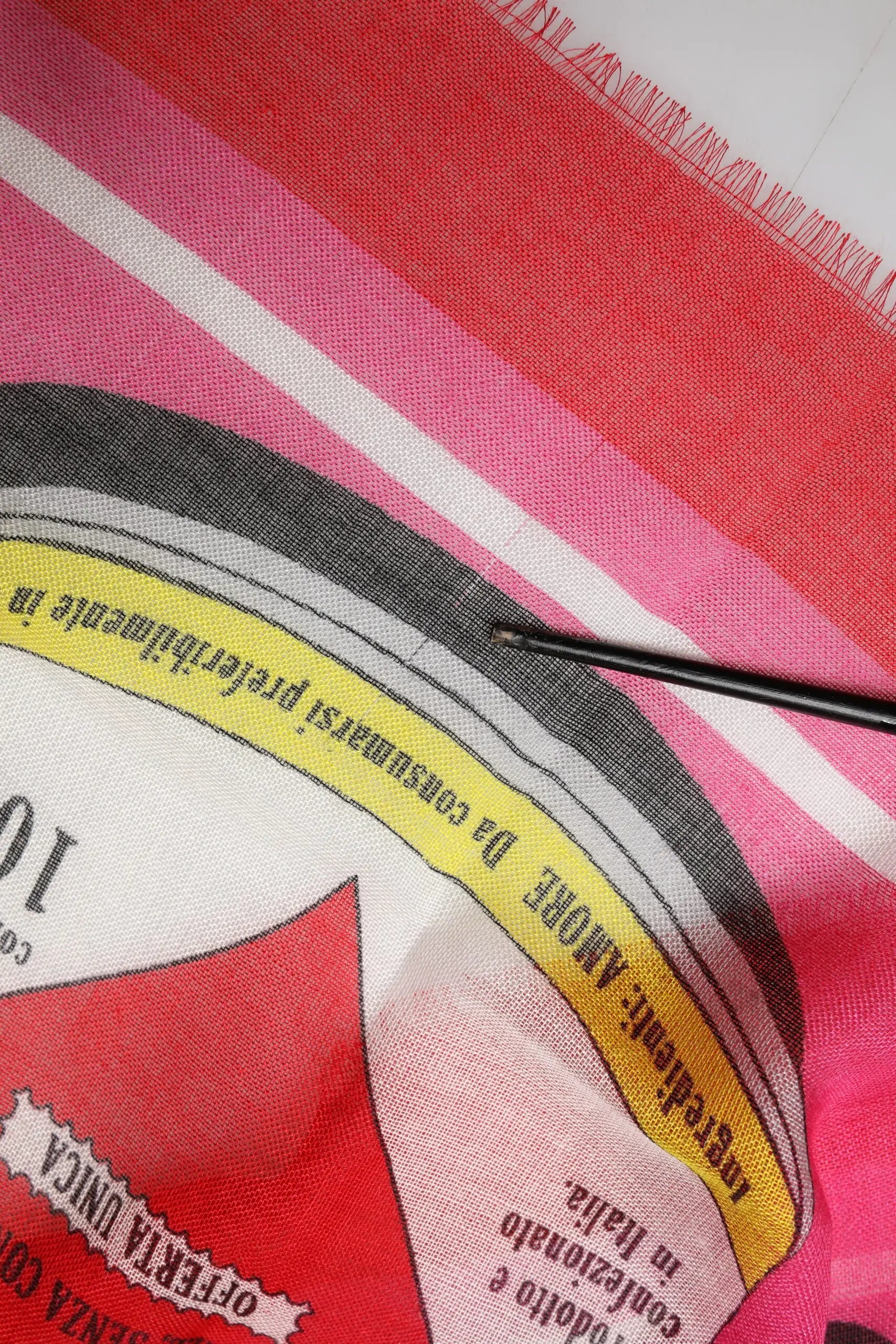 Foulard carré dolce & gabbana rose à rayures rouges avec design graphique et texte italien amore da consumare prefferibilmente in