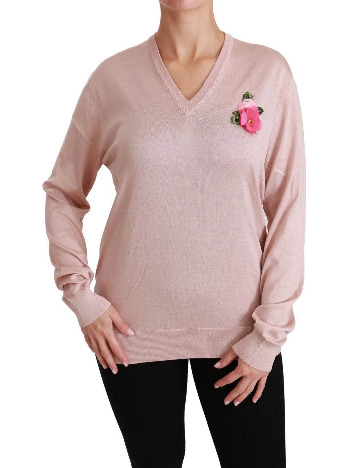 Pull-over en soie dolce & gabbana rose avec col en v et broche fleurie brodée sur la poitrine gauche