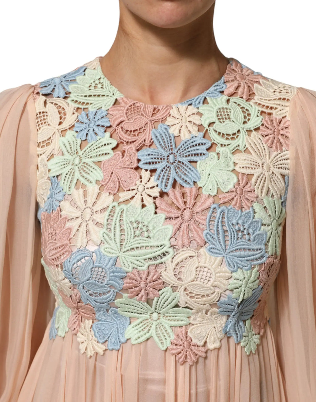 Une robe ligne a douce en a, avec une superposition en dentelle florale pastel brodée de dolce gabbana