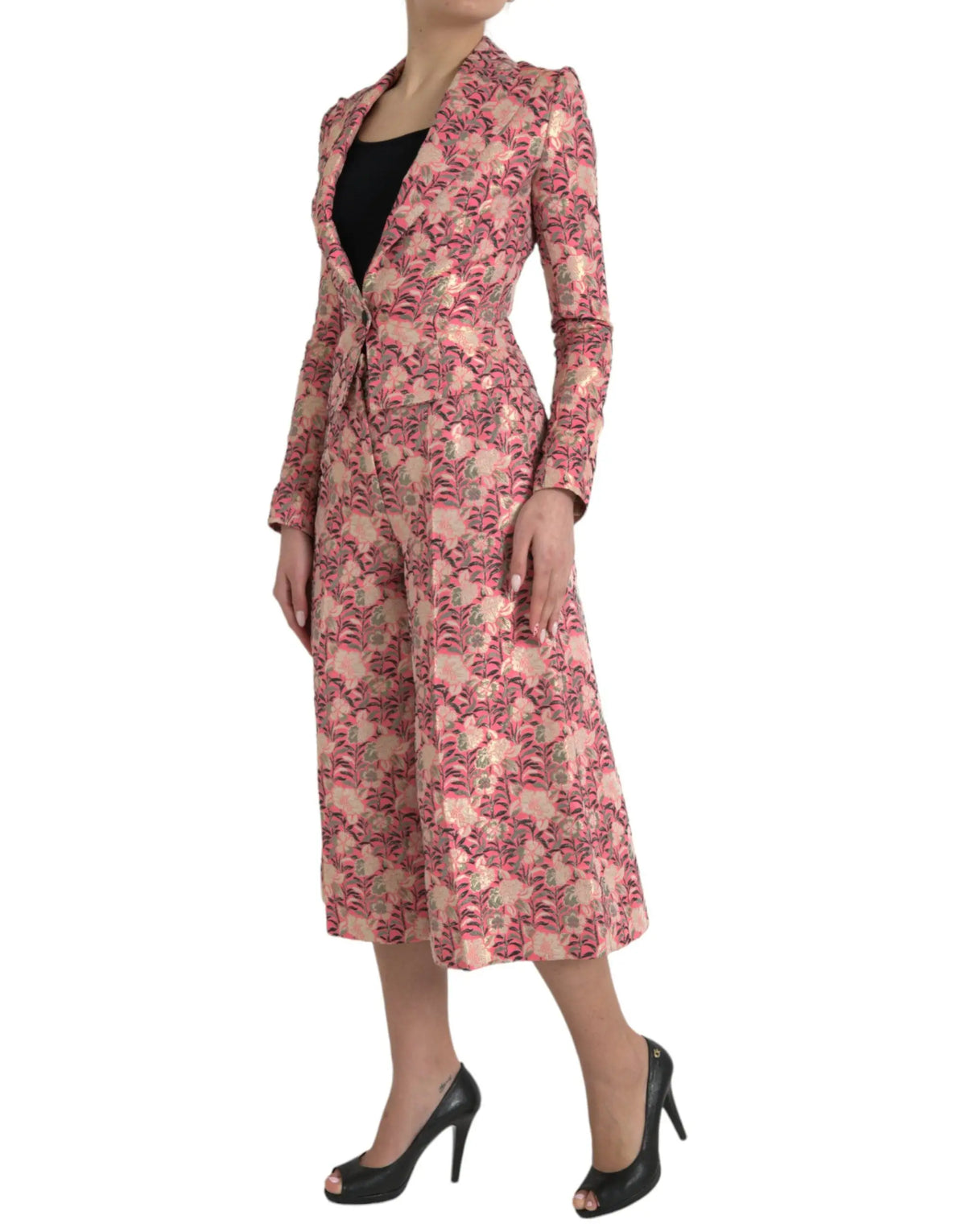 Une femme porte un tailleur deux pièces dolce & gabbana rose jacquard floral à manches longues et pantalon large