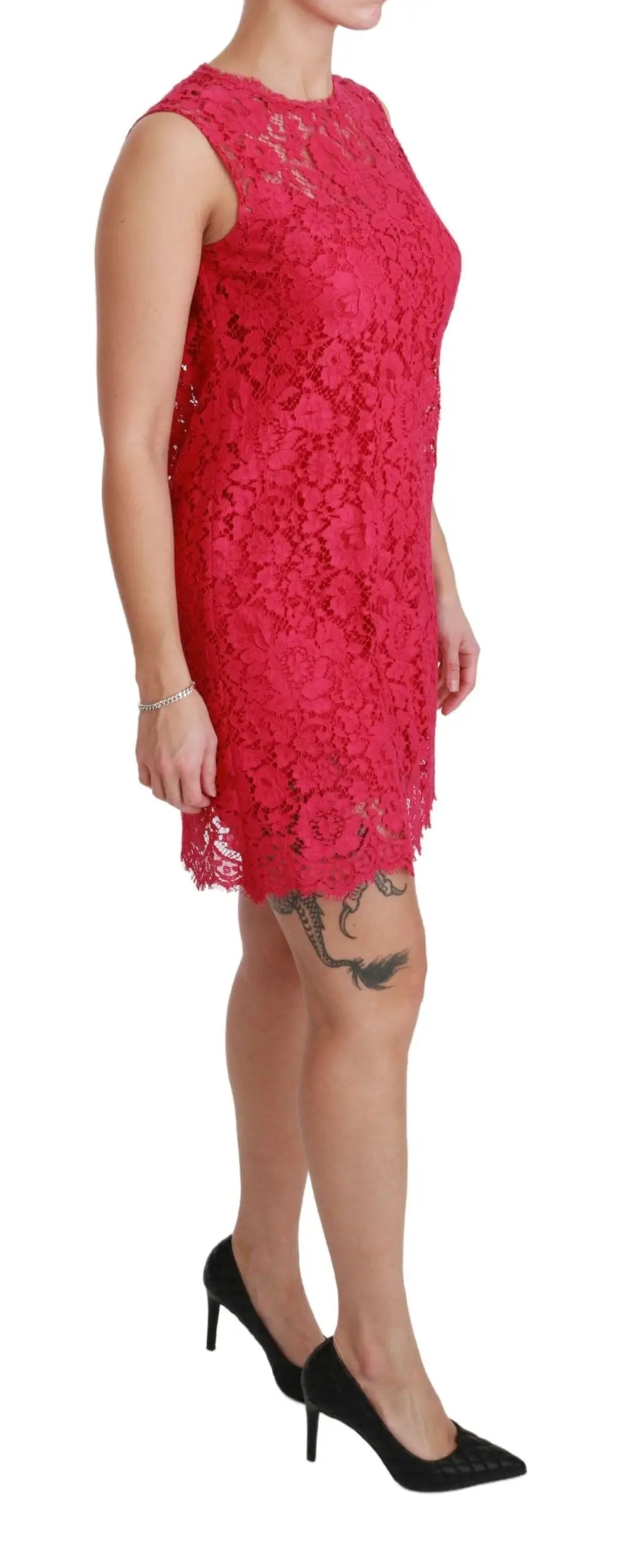 Robe courte dolce & gabbana en dentelle fleurie rose avec silhouette ajustée rouge vibrante et ourlet festonné