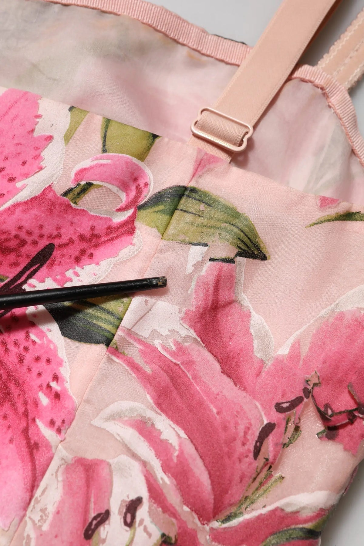 Tablier rose à imprimé lys rose et vert avec bretelles satinées douces et boucle ajustable assortie dolce & gabbana