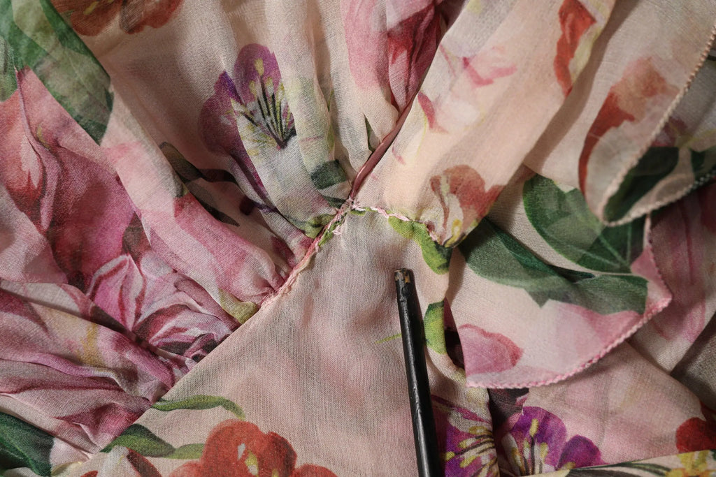 Robe longue maxi à volants dolce & gabbana rose à imprimé floral avec tissu délicat et couture brodée subtile
