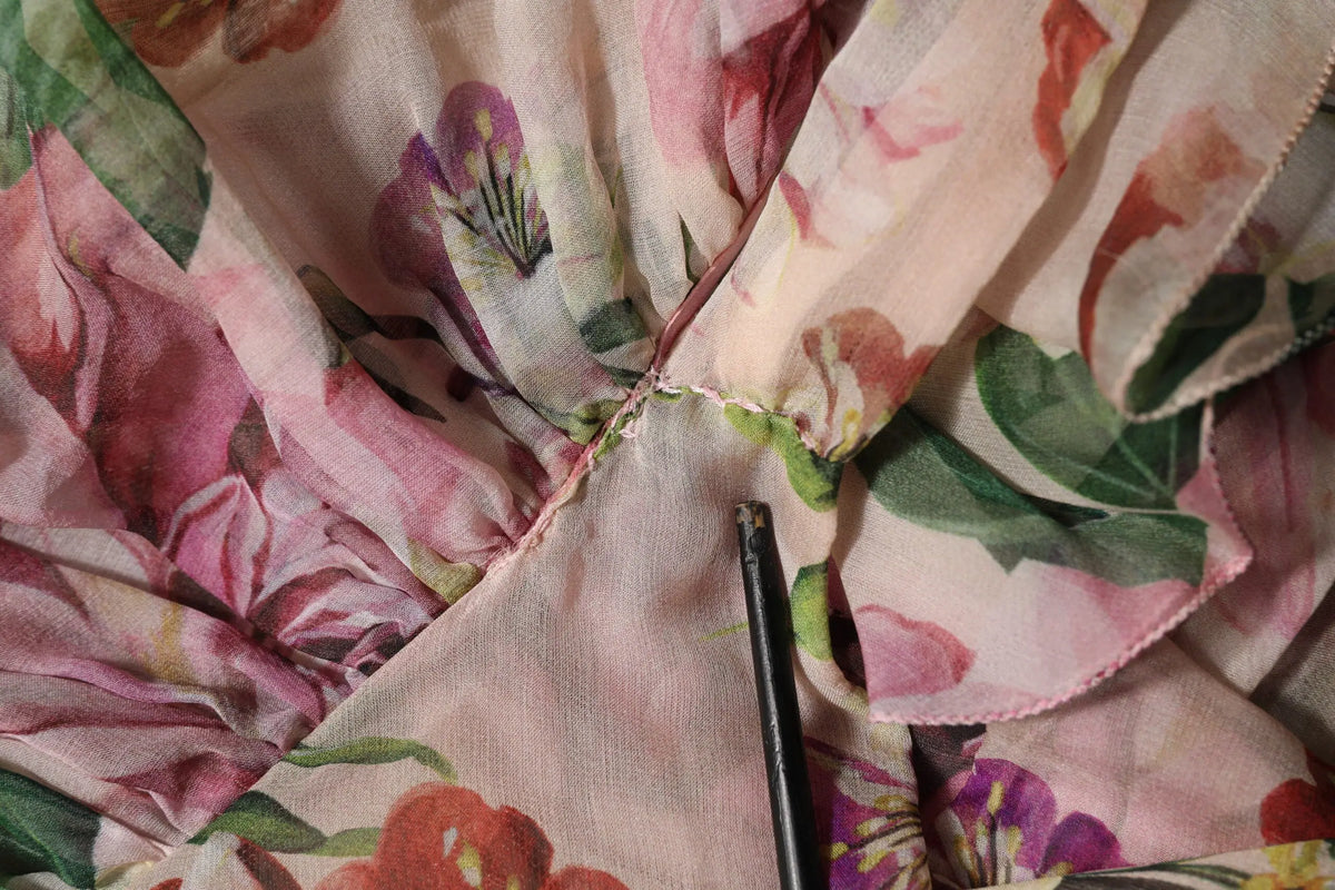 Robe longue maxi à volants dolce & gabbana rose à imprimé floral avec tissu délicat et couture brodée subtile