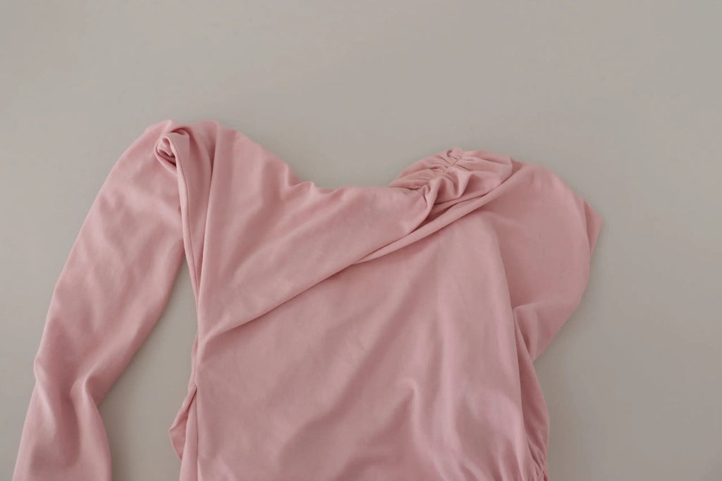 Top rose doux à manches longues avec encolure froncée et tissu rassemblé pour dolce & gabbana robe à fleur rose asymétrique