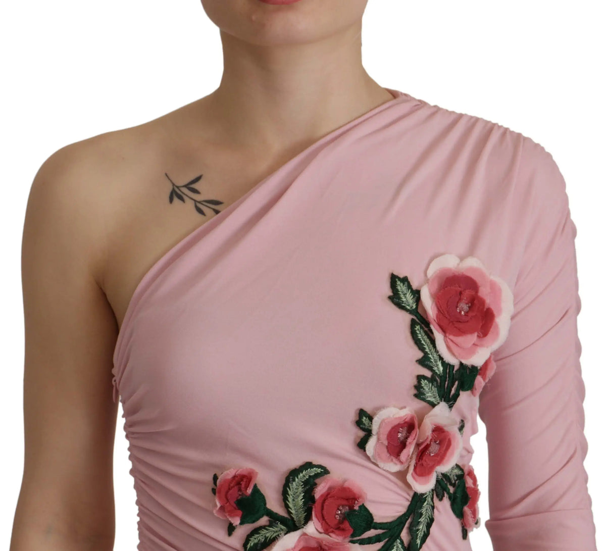 Robe rose dolce gabbana une épaule avec broderies de roses et feuilles vertes