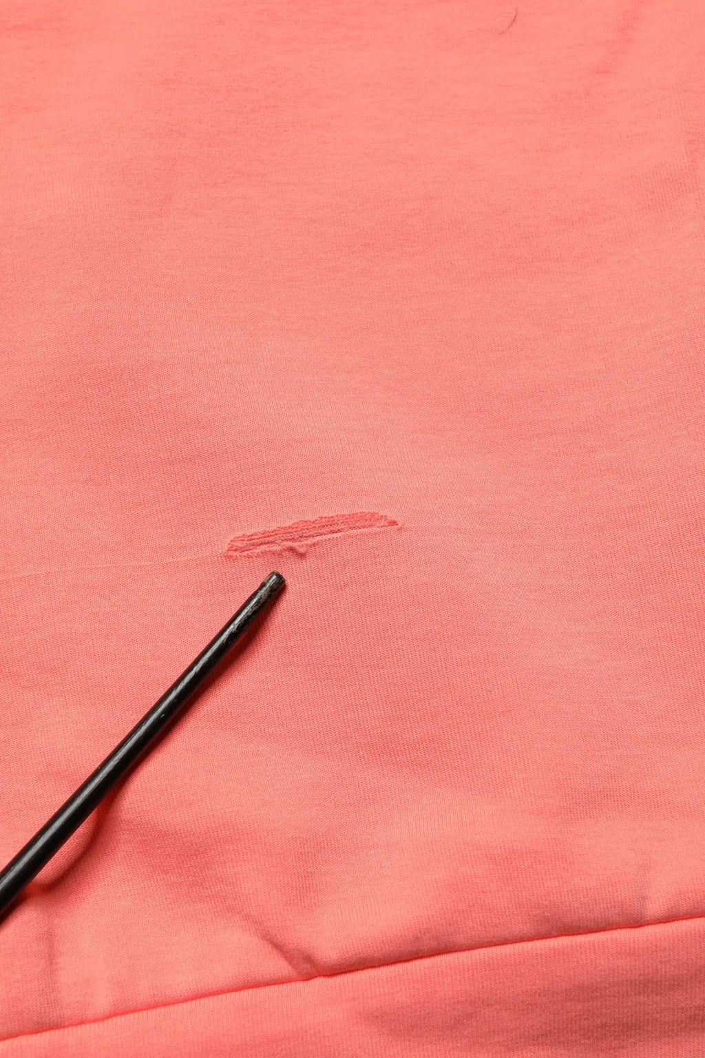 Petite réparation soigneusement cousue sur un sweat court corail dolce & gabbana en coton imprimé graphique