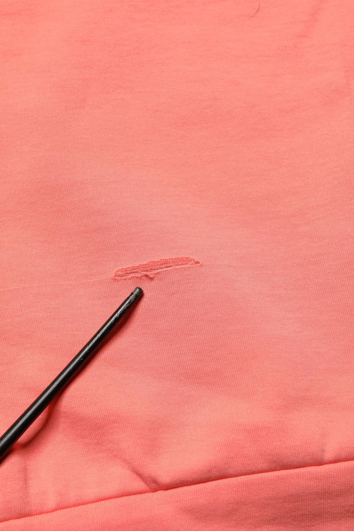 Petite réparation soigneusement cousue sur un sweat court corail dolce & gabbana en coton imprimé graphique