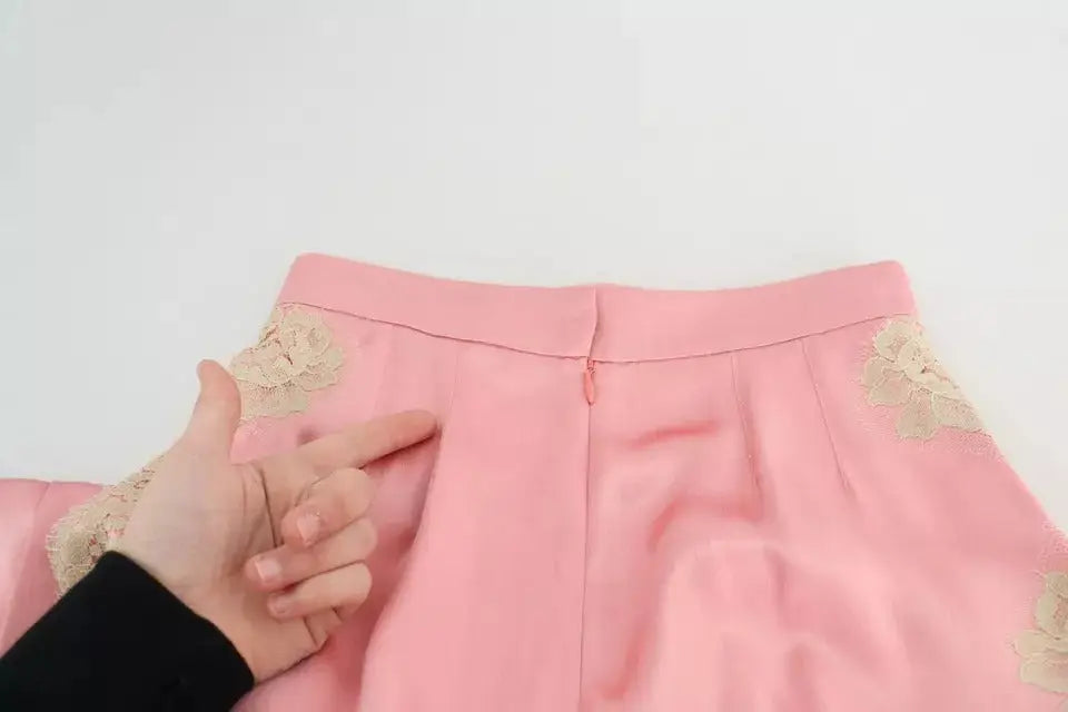 Pantalon large en satin de soie rose dolce et gabbana avec dentelle beige florale délicate sur les côtés
