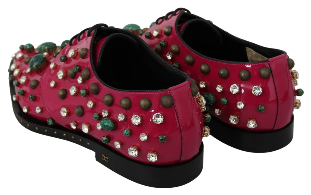 Chaussures brogues dolce & gabbana en cuir rose fuchsia orné de cristaux clairs et verts émeraude avec clous métalliques marron
