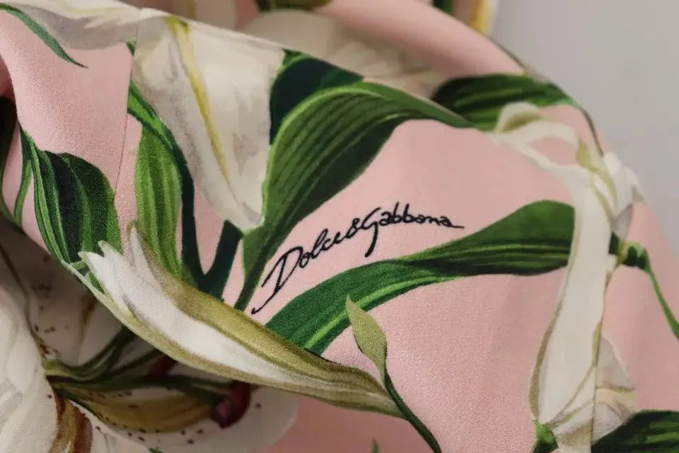 Écharpe en soie dolce & gabbana rose avec imprimé tropical de lys blancs et feuilles vertes luxuriantes