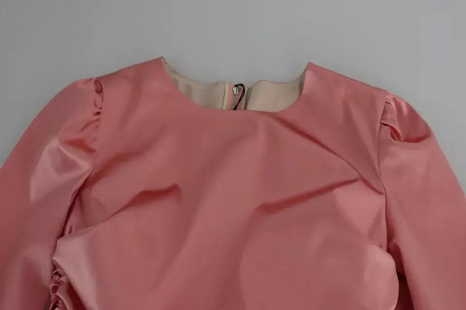 Une robe midi bodycon en satin rose dolce gabbana avec manches longues bouffantes et éclat subtil