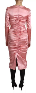 Dos d’une robe midi bodycon en satin rose avec manches longues et dos froncé dolce gabbana