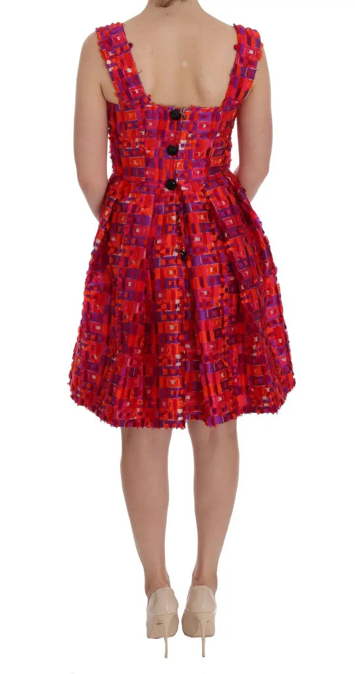 Robe mini en tweed à motifs géométriques rouges et violets avec corsage ajusté et fermeture à boutons au dos dolce & gabbana