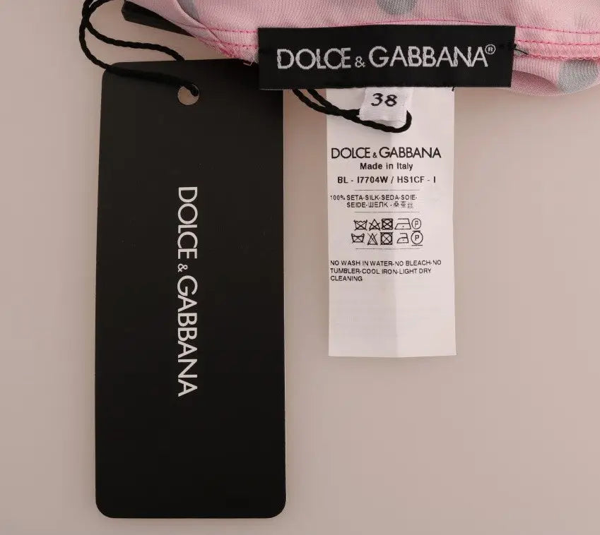 Étiquette rose en soie dolce & gabbana avec étiquettes de marque noires et instructions d’entretien sur blouse en soie à pois