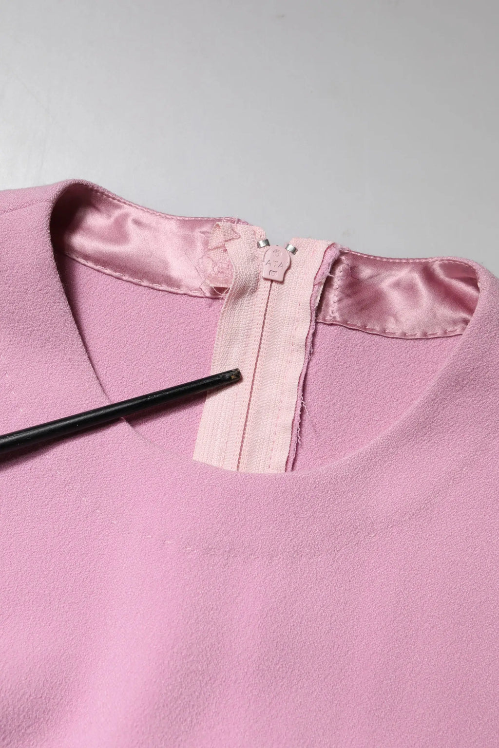 Dolce & Gabbana robe fourreau mini manches longues en polyester rose avec doublure satinée et fermeture éclair assortie