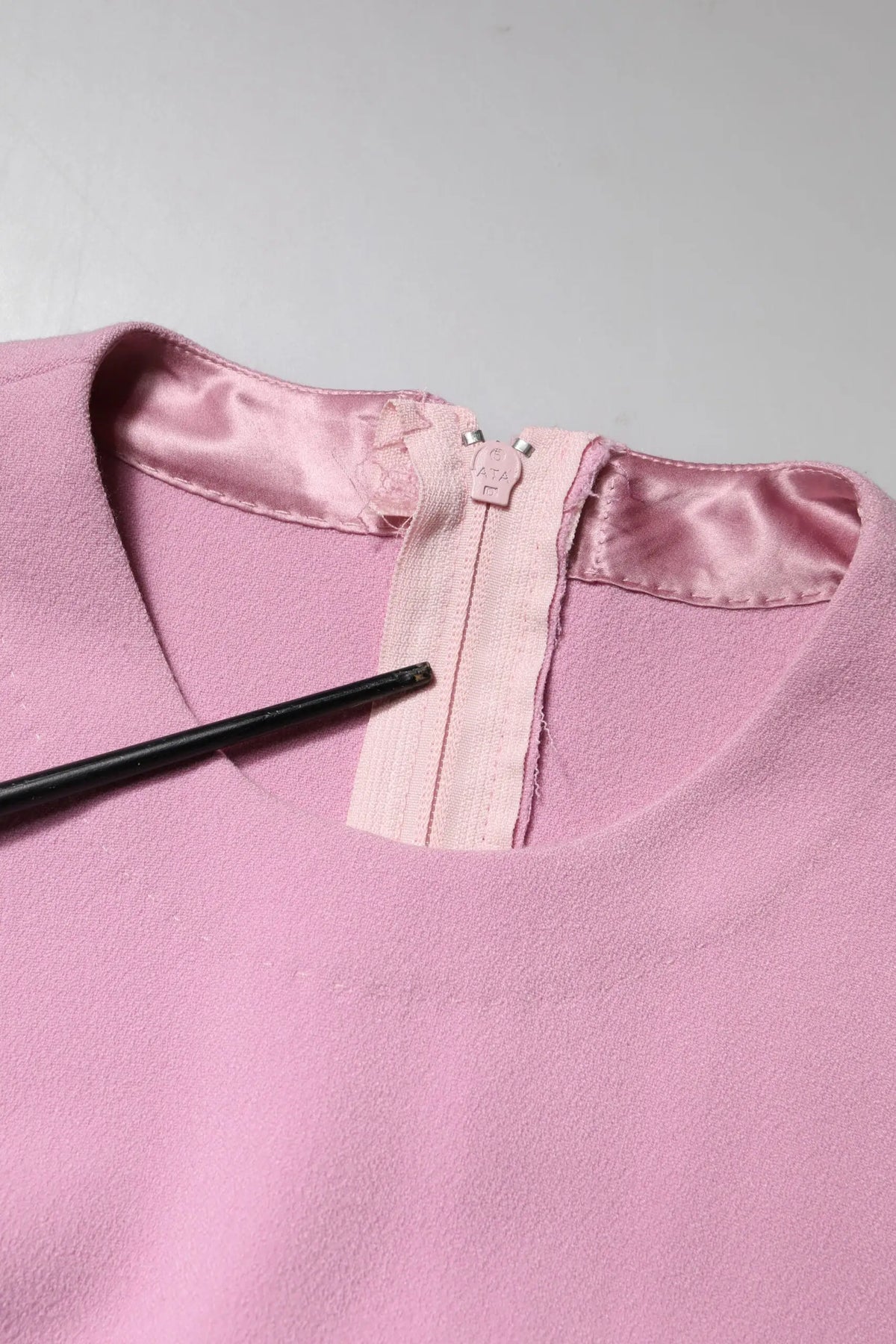 Dolce & Gabbana robe fourreau mini manches longues en polyester rose avec doublure satinée et fermeture éclair assortie
