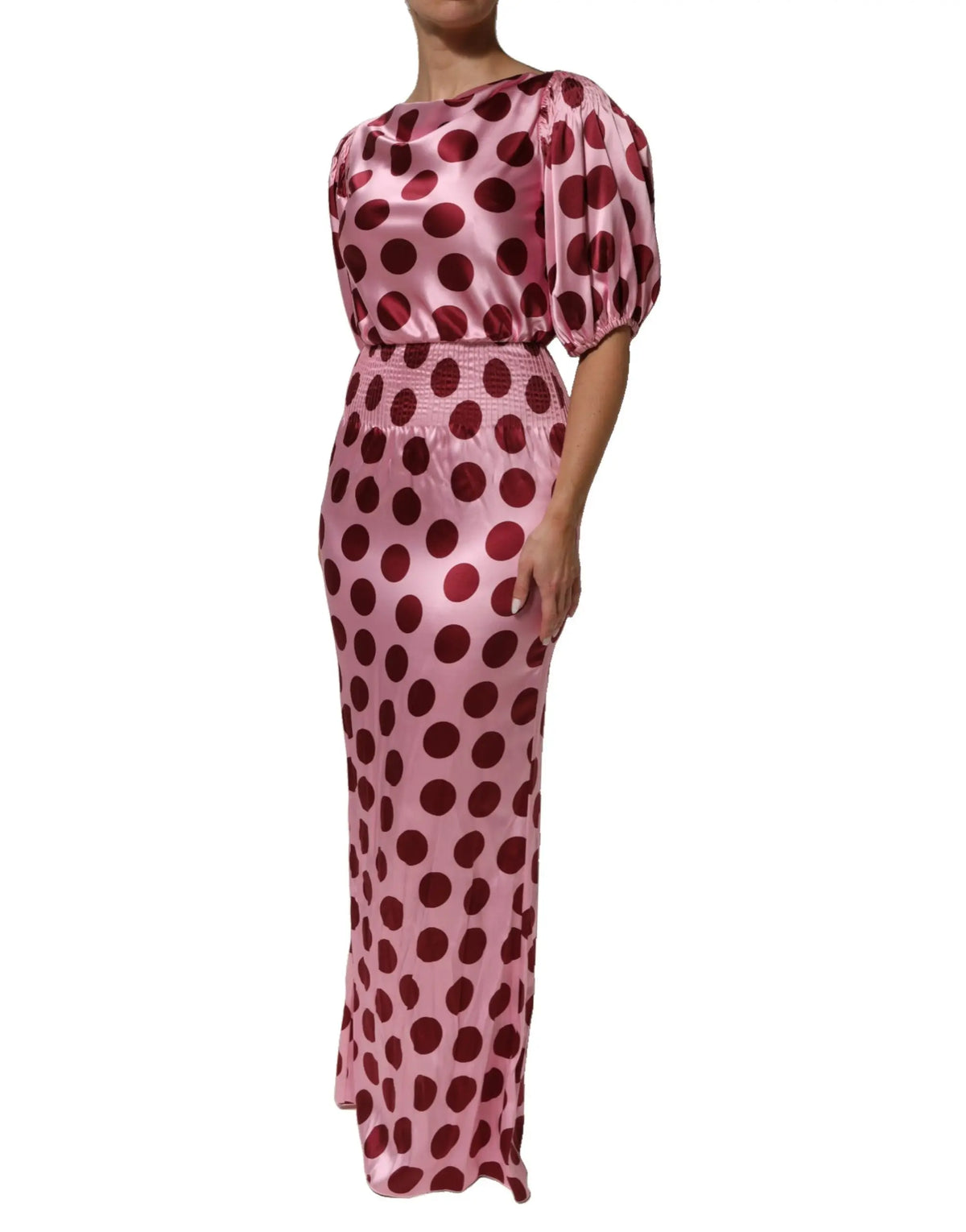 Robe longue en satin de soie rose dolce & gabbana avec pois bordeaux et manches courtes bouffantes