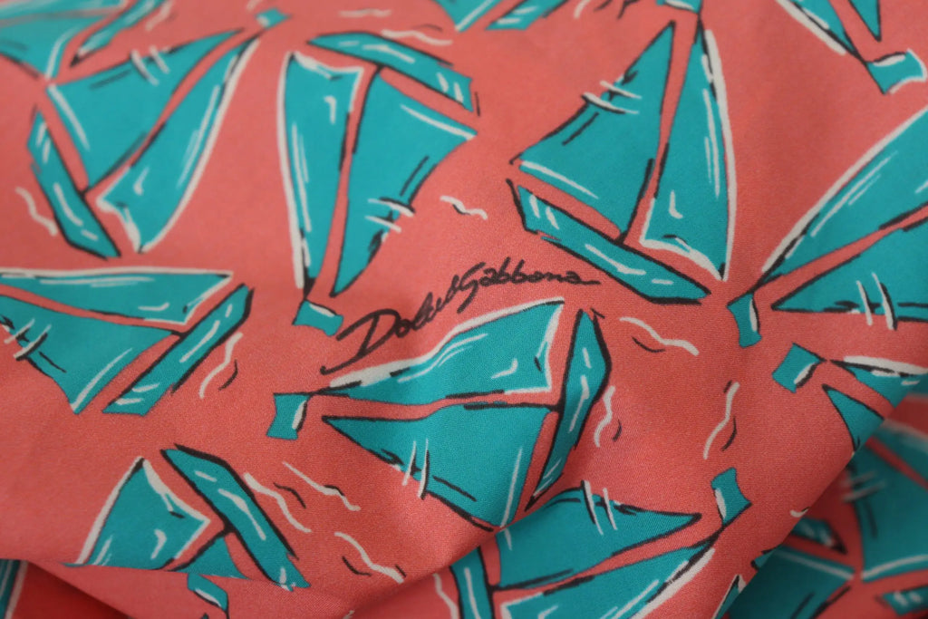 T-shirt en coton dolce & gabbana rose corail avec motif bateau à voile turquoise et signature de la marque