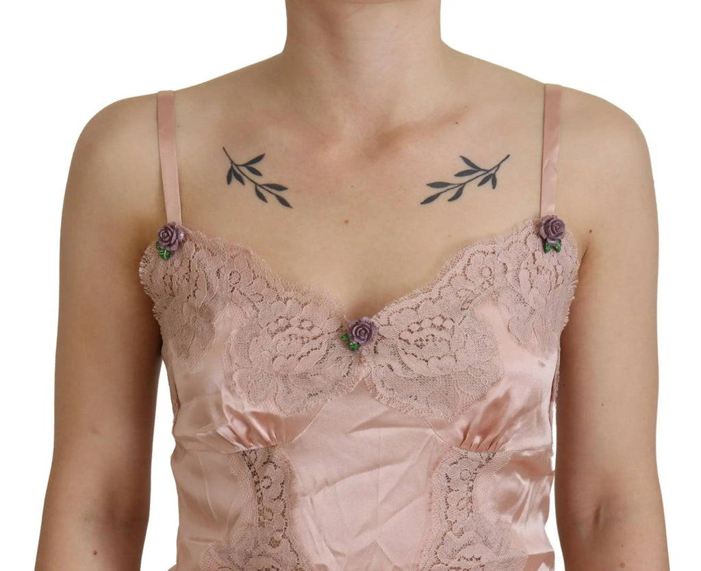 Un débardeur dolce & gabbana en satin rose délicat avec dentelle et embellissements floraux pour lingerie