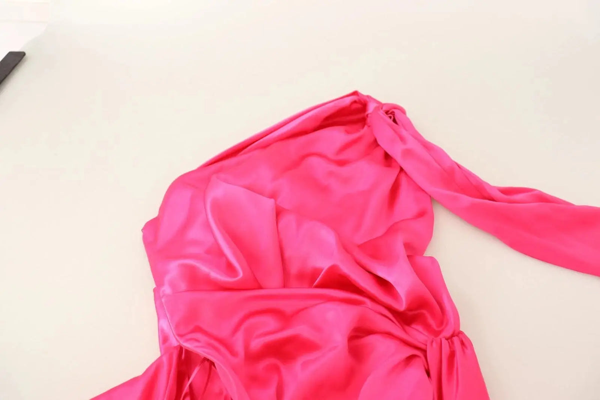 Robe fourreau en satin fuchsia dolce & gabbana avec décolleté asymétrique drapé et tissu fluide