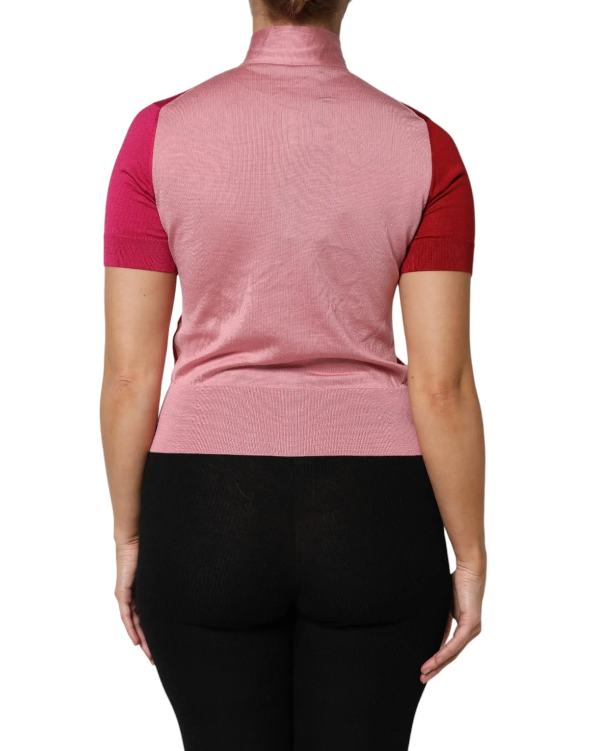 Top en maille à manches courtes dolce & gabbana rose à blocs de couleur rose et rouge avec col haut boutonné
