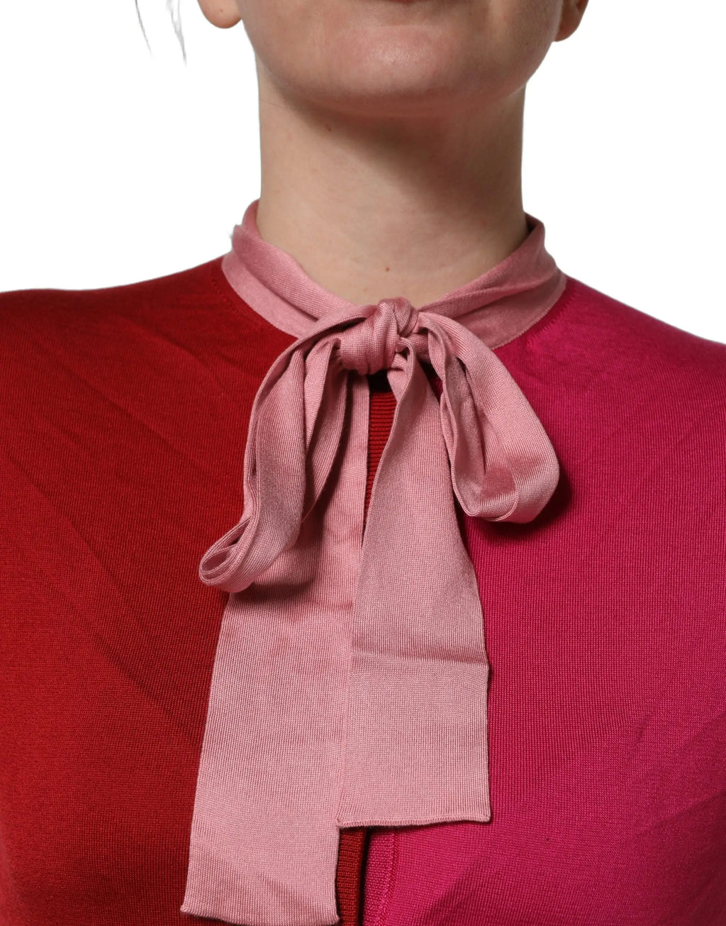 Dolce gabbana top manches courtes rose avec nœud en satin rose pâle au col ascot en maille rouge vif