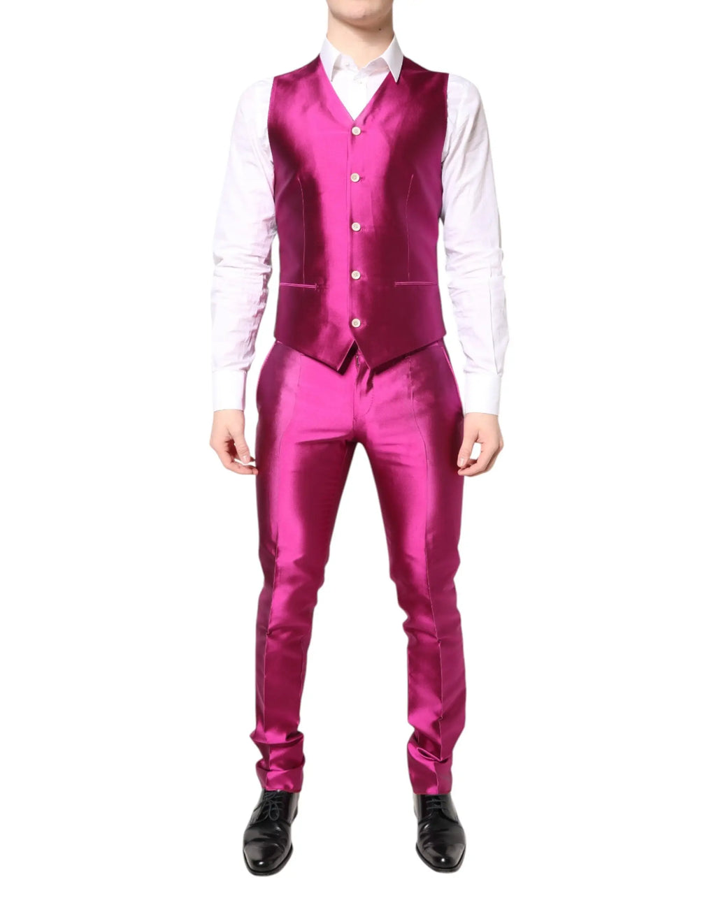 Dolce & Gabbana veste satin magenta brillante avec boutons et pantalon assorti portés sur chemise blanche
