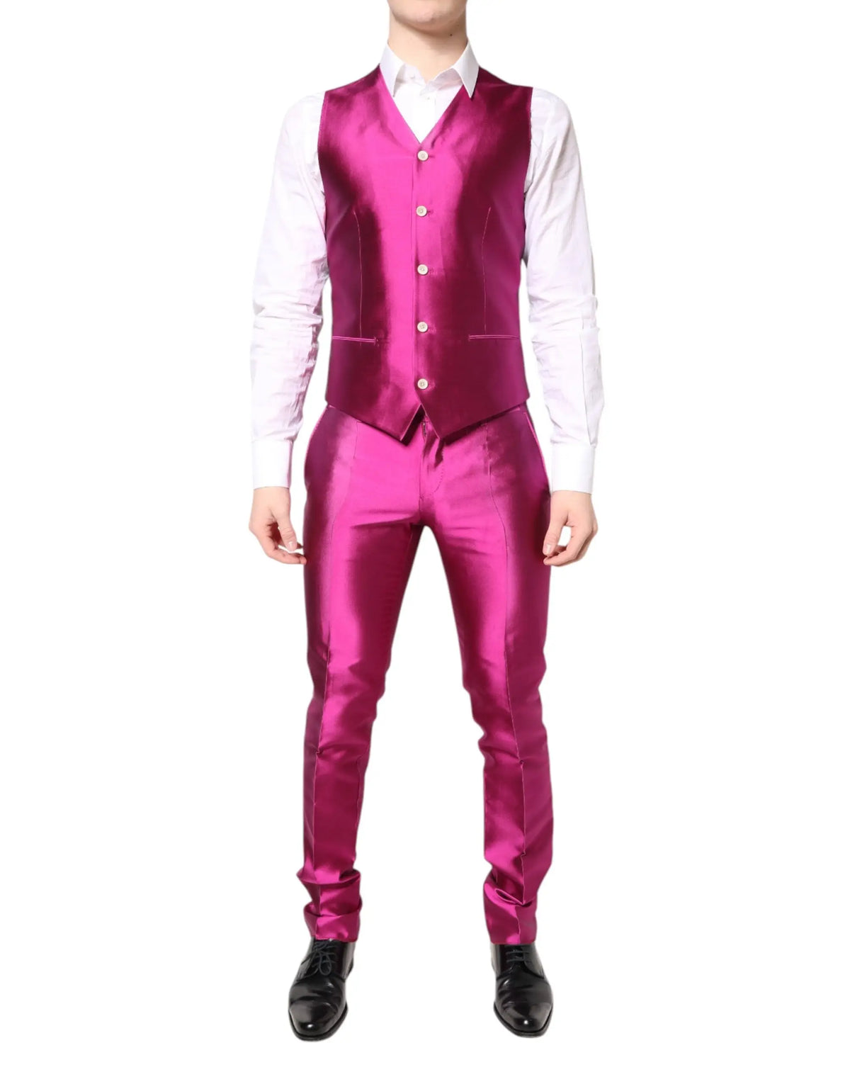 Dolce & Gabbana veste satin magenta brillante avec boutons et pantalon assorti portés sur chemise blanche