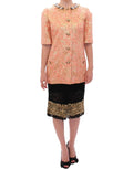 Veste dolce & gabbana rose en brocart de soie avec broderie feuille d’or et boutons assortis, jupe en dentelle noire ornée d’une bordure dorée