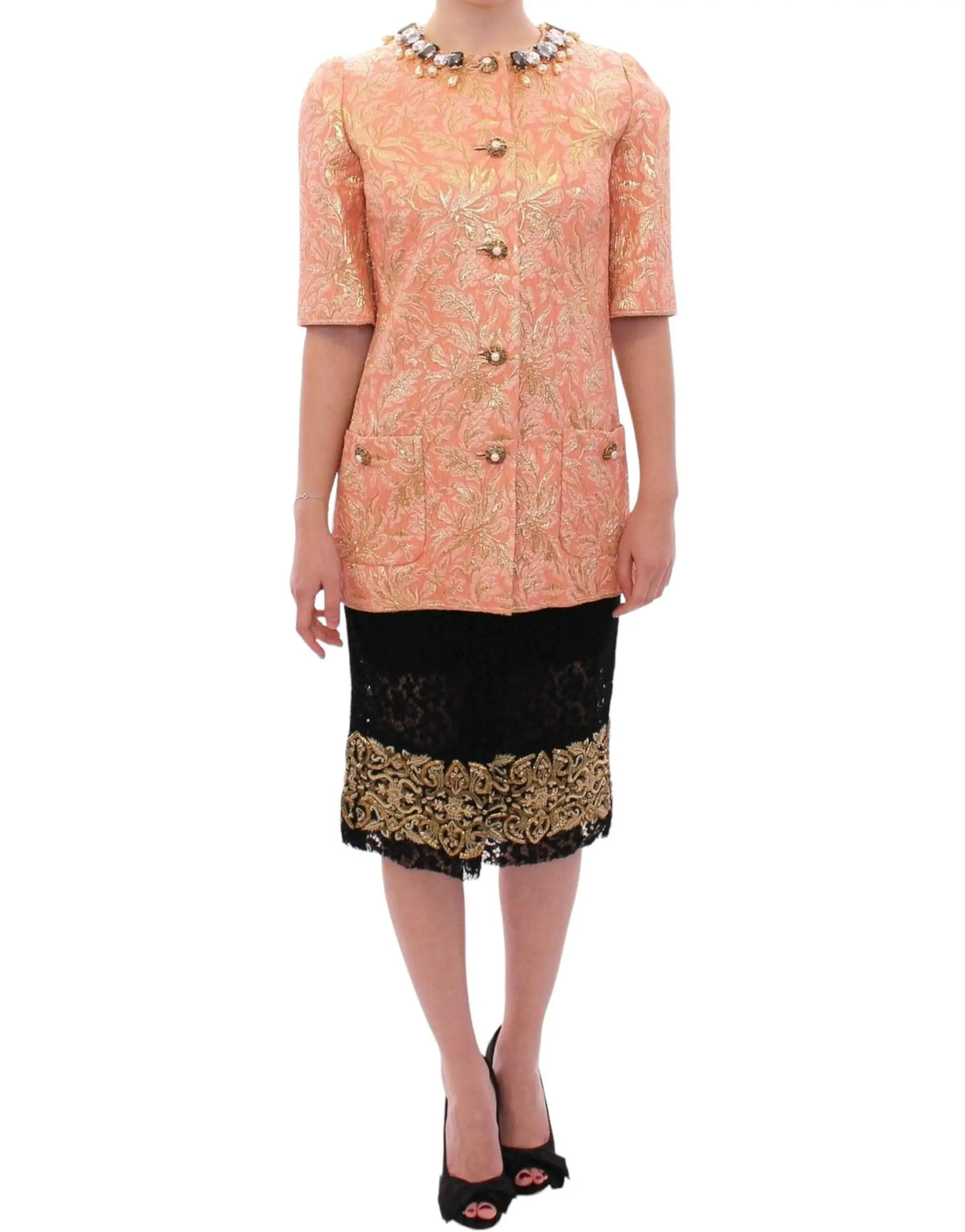 Veste dolce & gabbana rose en brocart de soie avec broderie feuille d’or et boutons assortis, jupe en dentelle noire ornée d’une bordure dorée