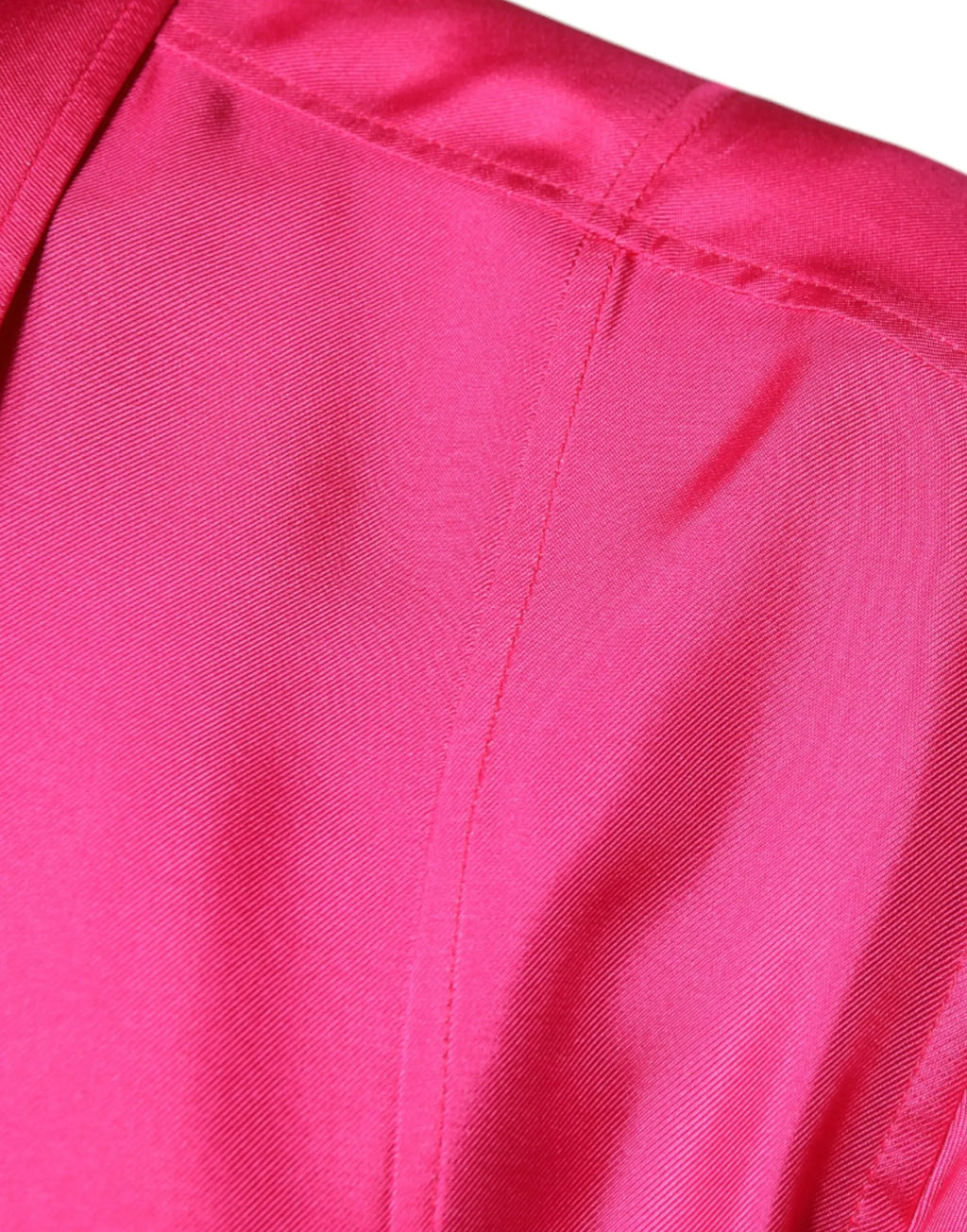 Chemise homme dolce & gabbana en satin de soie fuchsia vif avec finition brillante et couture précise à l’épaule