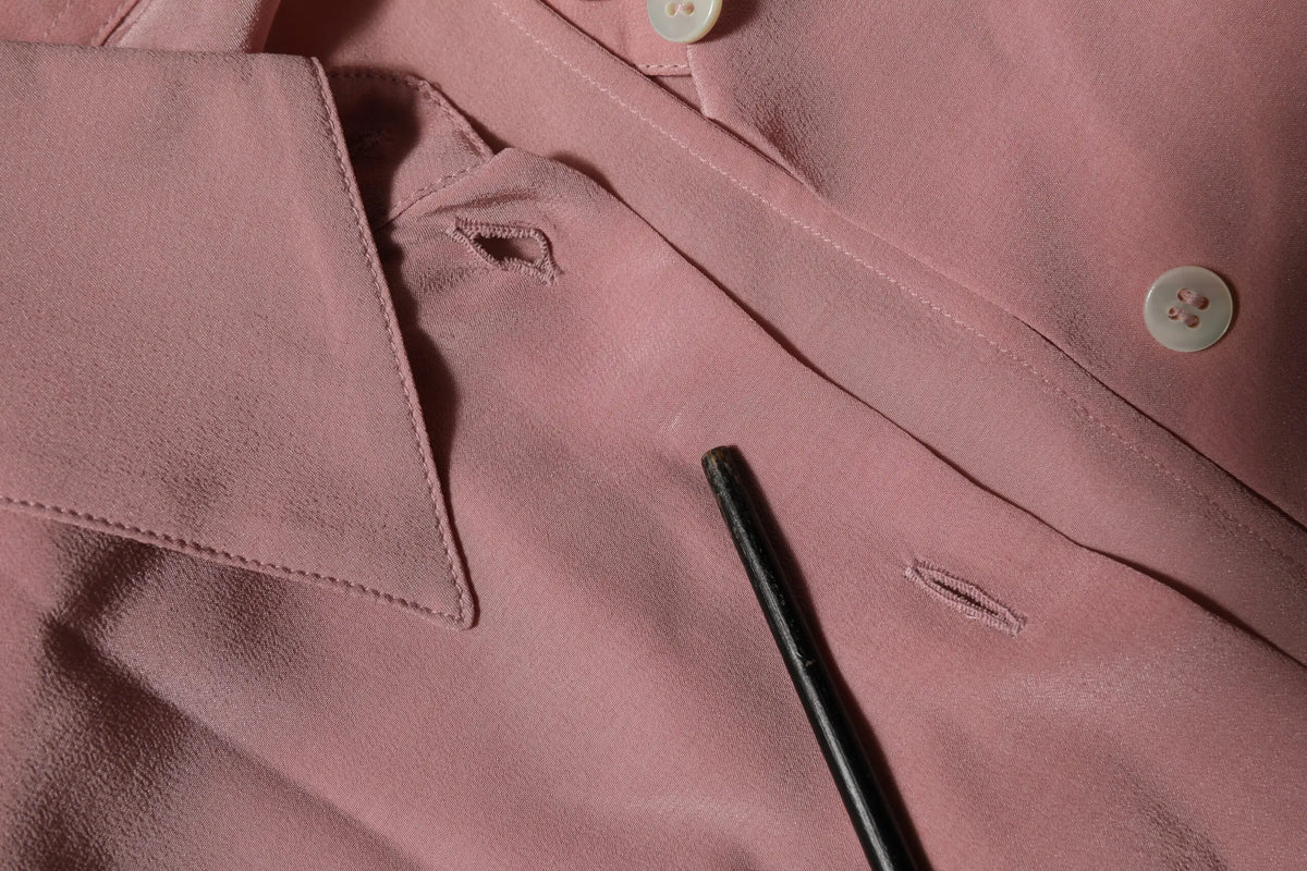 Chemise douce en satin rose avec col classique et boutons blancs dolce gabbana blouse en soie à manches longues