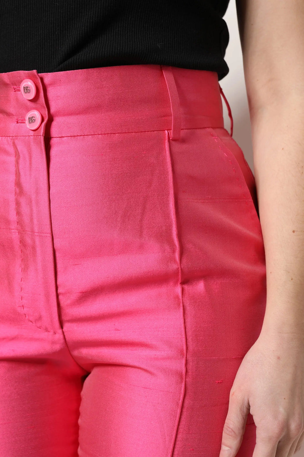 Pantalon dolce & gabbana en soie rose vif taille haute avec coupe ajustée et boutons assortis à la taille