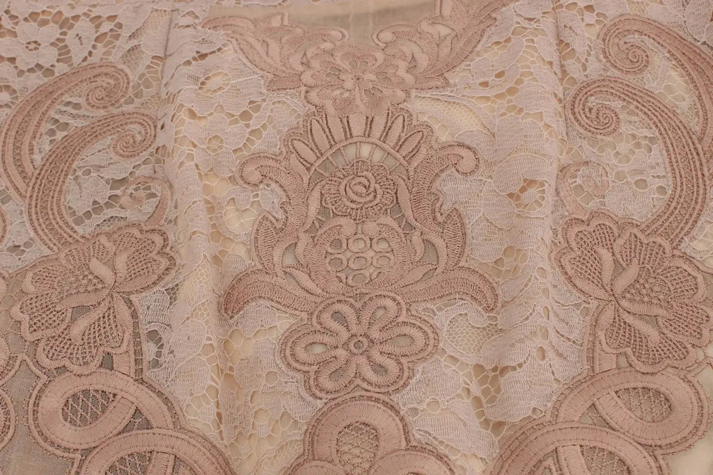 Robe droite dolce & gabbana en dentelle de soie rose avec tissu beige délicat orné de motifs floraux et cachemire brodés