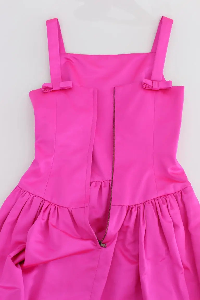 Robe longue en satin fuchsia dolce & gabbana avec fines bretelles et nœuds décoratifs sur chaque épaule