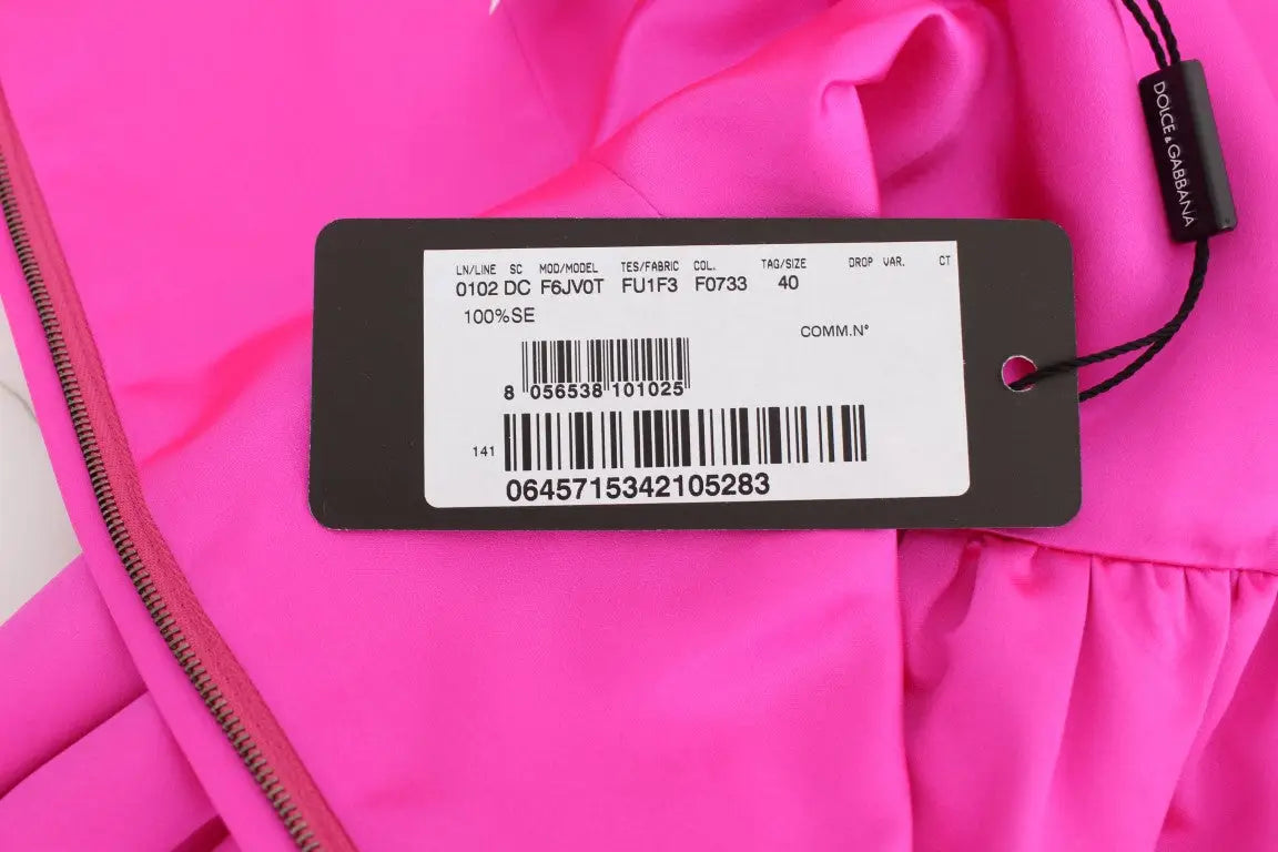 Étiquette rose vif dolce gabbana en soie sur une robe longue fourreau de bal rose