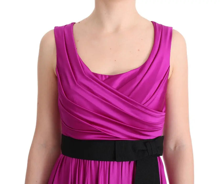 Robe longue droite en soie stretch fuchsia dolce gabbana avec corsage drapé satiné et ceinture noire tressée nouée