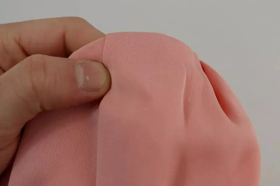 Tissu rose pâle doux en soie stretch avec texture lisse et léger éclat pour robe midi fourreau bustier dolce & gabbana
