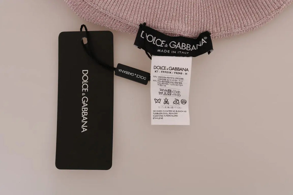 Bonnet côtelé rose avec étiquette noire dolce & gabbana et label d’entretien associé aux collants taille élastique rose dolce & gabbana