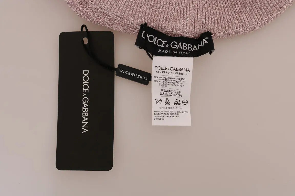 Bonnet côtelé rose avec étiquette noire dolce & gabbana et label d’entretien associé aux collants taille élastique rose dolce & gabbana