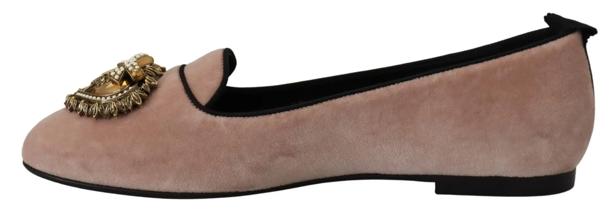 Loafer en daim rose poudré avec bordure noire et ornement doré orné au bout dolce & gabbana flats