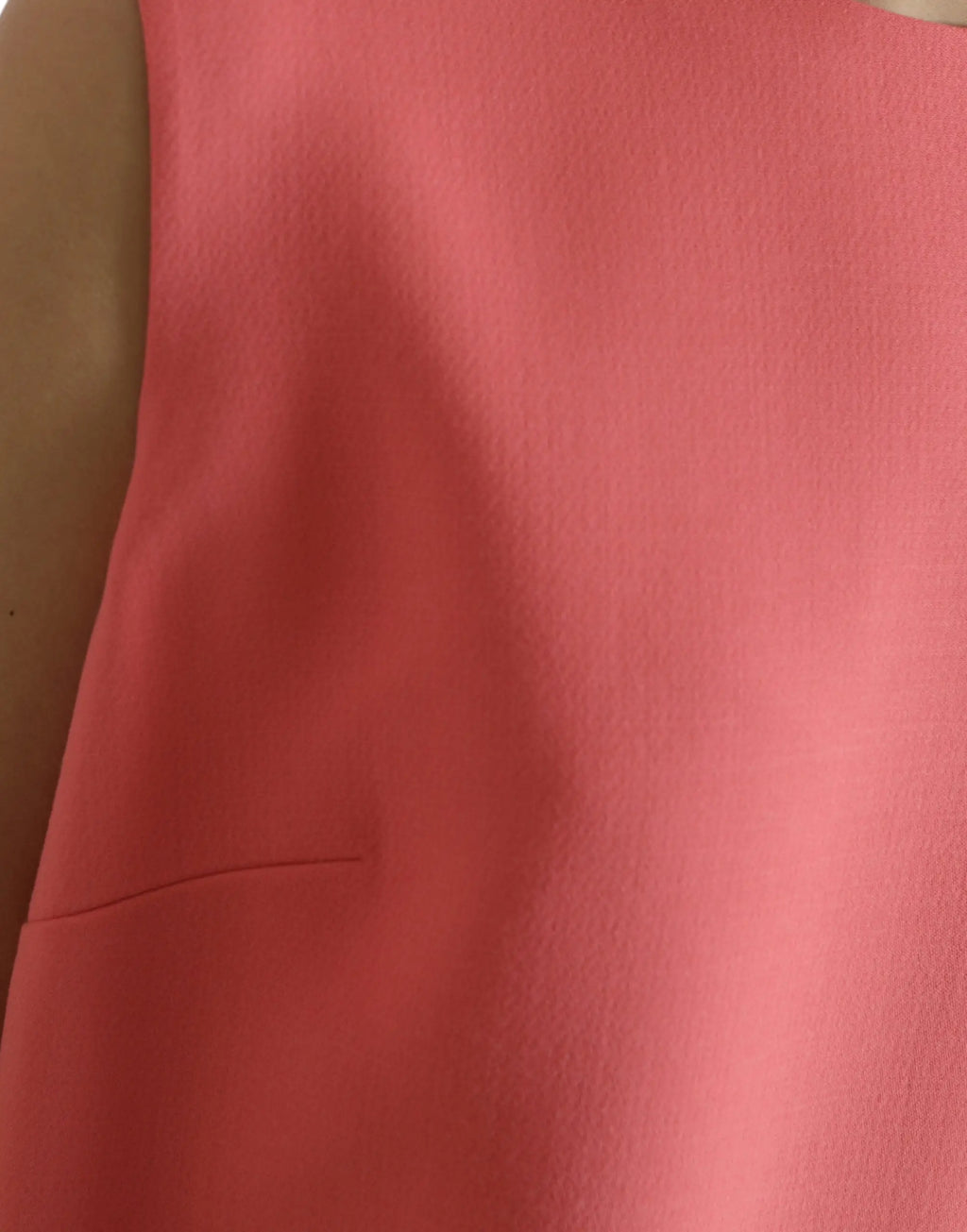 Robe mini sans manches corail en laine vierge douce et structurée de dolce gabbana avec coutures subtiles