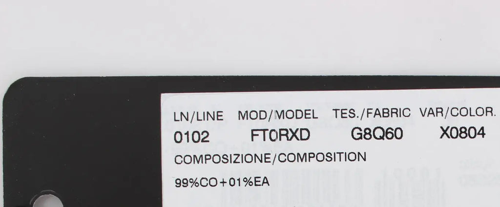 Étiquette noire avec texte blanc indiquant les détails du modèle des jeans slim capris à pois de Dolce & Gabbana
