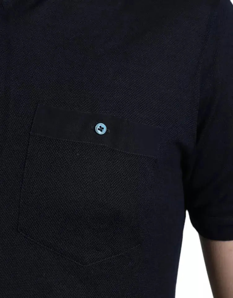 Polo dolce & gabbana pour homme en soie marine bleu avec texture noire, poche subtile et bouton bleu clair à trèfle