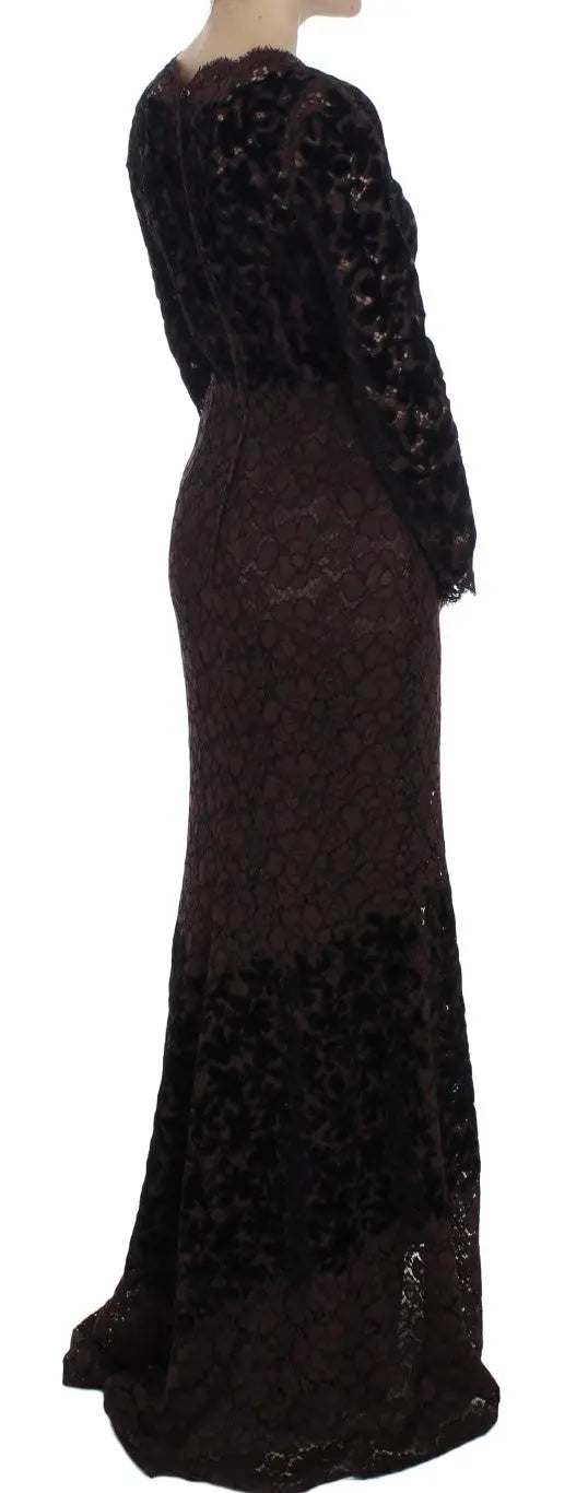 Une robe longue dolce & gabbana en dentelle noire avec silhouette ajustée et motifs floraux détaillés