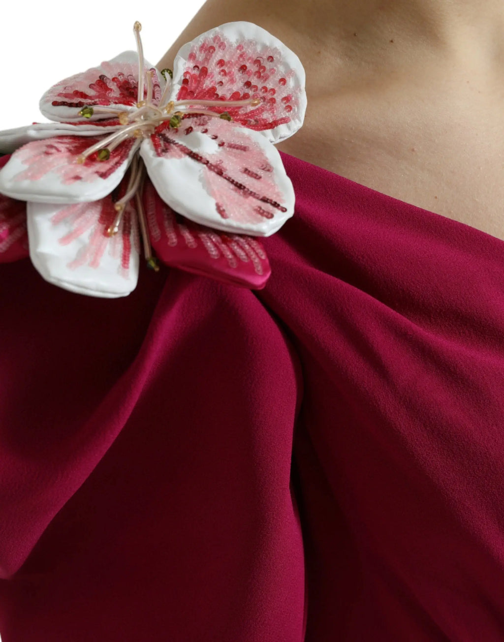 Broche fleur en céramique blanche et rose avec perles rouges sur robe asymétrique violette dolce gabbana