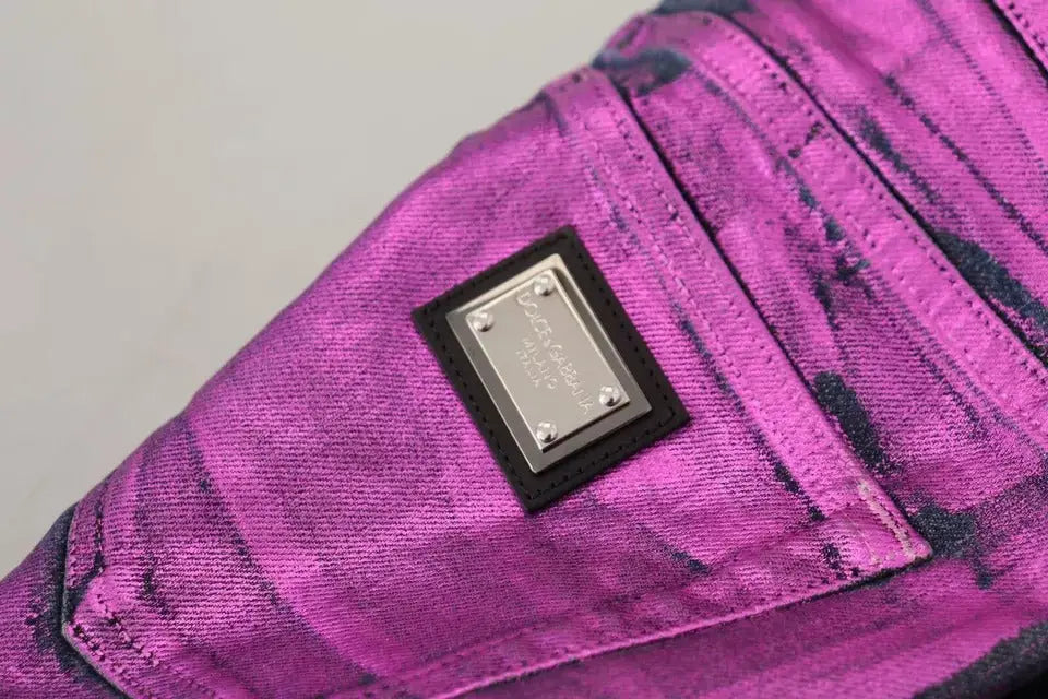 Sac à main en cuir violet magenta et noir avec plaque métallique dolce & gabbana assorti aux jeans denim slim fit
